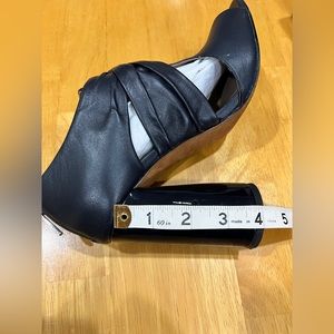 Selling a Donald J.Pliner Bailey Medium 7.5 Navy/ Orion Nappa 4 inch heel.